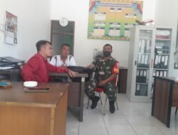 Babinsa Melaksanakan Komsos Bersama Lurah dan Stafnya di Kantor Kelurahan  Industri Tenayan