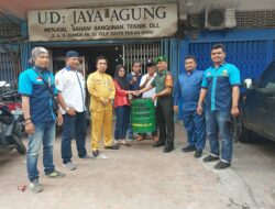 Serda Ardiman Bersama Lurah Distribusikan Tong Sampah,Himbau Warga Pasang Umbul-umbul Serta B𝗲𝗻𝗱𝗲𝗿𝗮 𝗱i 𝗛𝗨𝗧 𝗣𝗥𝗢𝗩 𝗥𝗜𝗔𝗨 𝗱𝗮𝗻 𝗛𝗨𝗧 𝗥𝗜 