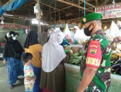 Babinsa Koramil 04/Lph Melaksanakan Monitoring Harga Kebutuhan Pokok di Pasar Tradisional