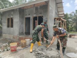 Babinsa Koramil 03/Senapelan Yang Tergabung Satgas TMMD Terus Kebut Pengerjaan RTLH