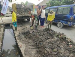 Memperlancar Aliran  Air Babinsa Bersama Warga Gotong Royong Bersihkan Parit