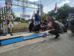 Memeriahkan HUT RI Ke-77 Babinsa Bergotong-royong Bersama Warga Membuat Kampung  MERAH PUTIH