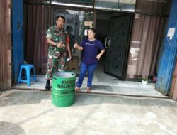 Babinsa Melaksanakan Pendistribusian Tong Sampah Pengadaan Koramil 03/Snpl Kepada Pelaku Usaha