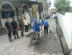 Babinsa dan Warga Gotong Royong Melaksanakan Pembersihan di Masjid Al-Musahada