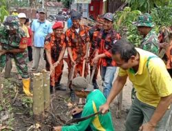 Babinsa Bersama Warga Bergotong Royong Membuat Kampung Pancasila di Jalan Sumatera Kelurahan Sialang Sakti 