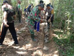 Kompak, Bhabinkamtibmas & Babinsa Baodesa Bangun Jalan Desa Bersama Warga 