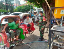 Blusukan Ke Pasar Gedhe Solo, Babinsa Kelurahan Sudiroprajan Bersama Security Awasi PPKM Dan Berikan Himbauan Prokes