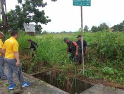 Babinsa Melaksanakan Goro Bersama Masyarakat di Jalan Harapan Jaya RT 01 RW 04 Kel. Bencah Lesung 