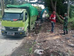 Babinsa Kel. Bandaraya Monitor Pengangkutan Sampah Guna Menjaga Kebersihan Lingkungan di Jalan Air Hitam