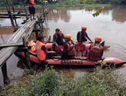 Babinsa Lakukan Pencarian Anak Yang Tergelincir di Parit Akibat Hujan Deras Ditemukan Sudah Tak Bernyawa 