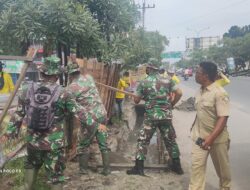 Cegah Banjir, Babinsa Koramil 05/Sail Goro Bersama Pembersihan Parit Kiri Kanan Jalan