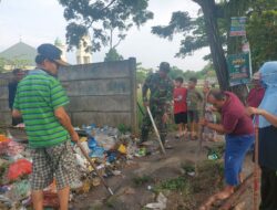 Peduli Kebersihan Sertu Dedi Supriyadi Melaksanakan Goro Bersama Warga Bersikan Sampah Di Jalan Inpres