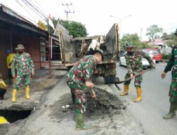 Personil Koramil 03/Senapelan Bersama Pasukan Kuning Laksanakan Goro Normalisasi Parit