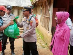 Kabid Humas Polda Jabar : Polisi Bantu Korban Tanah Longsor Di Desa Sukarama