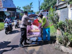 Polisi di Banyuwangi Berbagi Sembako untuk Warga Pasca Penyesuaian Harga BBM