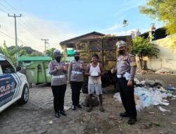 Kabid Humas Polda Jabar : Polisi Bagikan Nasi Kotak Bagi Warga Terdampak Penyesuaian Harga BBM