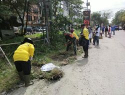 Babinsa Bersama Warga Gotong Royong Bersihkan Jalan dan Normalisasi Aliran Parit