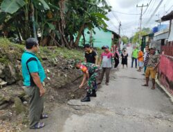 Melaksanakan Gotong Royong Babinsa  Bersama Lurah Rintis Dalam Rangka Wujudkan Kota Pekanbaru Bersih