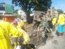 Cegah Banjir, Personil Koramil 04/Limapuluh Goro Drainase Jalan Durian