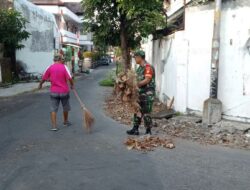 Jum’at Bersih, Babinsa Kepatihan Wetan Gotong Royong Bersihkan Lingkungan