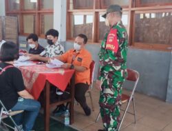 Bersama Bhabinkamtibmas Sertu Ahmad Suhartono Berikan Himbauan Prokes Pada Pembagian BLT di Wilayah Binaan