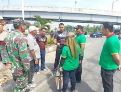 Sertu Dedi Supriyadi Babinsa Kel. Sidomulyo Timur Laksanakan Goro Bersihkan Drainase Di Jalan Adi Sucipto