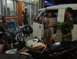 Berikan Keamanan Pada Warga, Personil Koramil Nguntoronadi Gelar Patroli Malam Hari