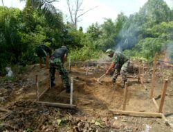 Babinsa Monitor Pembuatan Tungku Tempat Pembakaran Sampah di Asrama Manipol