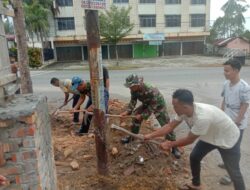 Babinsa Tanjung Rhu Melaksanakan Goro Bersama Warga Benahi Jalan di Kelurahan Tanjung Rhu