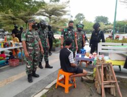 Babinsa Tetap Himbau  Pengunjung Kuliner dan Keramaian di Wilayah Binaannya Untuk Patuhi Prokes