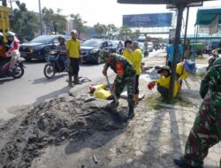 Babinsa Kel. Tangkerang Timur  Melaksanakan Normalisasi Parit Bersama  DLHK  di Jalan HR. Subrantas