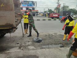 Personil Koramil 03/Senapelan Laksanakan Goro Normalisasi Parit