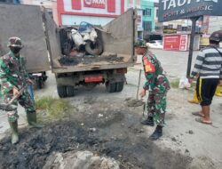 Sertu Dedi Supriyadi Babinsa Kel. Sidomulyo Timur Laksanakan Goro Bersihkan Drainase Di Pasar Pagi Arengka