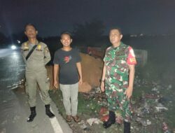 Babinsa Melaksanakan Kegiatan Penertiban TPS Ilegal Bersama DLHK di Kecamatan Binawidya