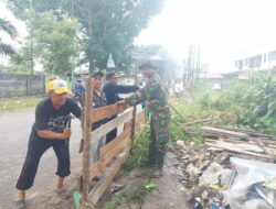 Sertu Dedi Supriyadi Bersama Warga Bersihkan Sampah Dan Tutup TPS Ilegal Dengan Pagar Seng