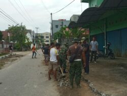 Menjalin Hubungan TNI dan Masyarakat  Agar Selalu Dekat Babinsa Mengajak Warga Untuk Gotong Royong 