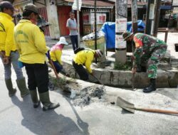 Babinsa Koramil 03/Senapelan Melaksanakan Normalisasi Parit dan Drainase Bersama Dinas PUPR