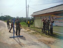 Personil Koramil 03/Senapelan Laksanakan Gotong Royong Pembersihan Posko Karhutla    