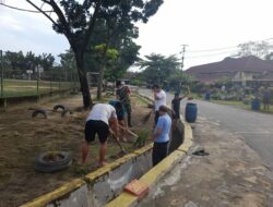 Babinsa Sukamulia Bersinergi Dengan Warga Melaksanakan Gotong Royong 