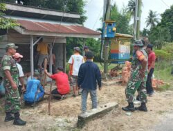 Babinsa Sialang Sakti Bersama Warga Memperbaiki Pos Ronda di Jalan Moro Seneng  RW 12 Kel. Sialang Sakti