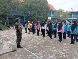 Menempah Karakter, Babinsa Koramil 04/LPH Berikan Latihan Dasar Kepemimpinan Siswa di SMPN 10 Pekanbaru