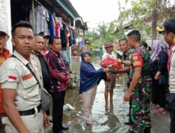 Babinsa Kelurahan Sukamulia DampingiDinas Sosial Salurkan Bantuan Untuk 120 KK Korban Banjir di Sail