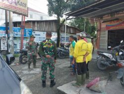 Ciptakan Pekanbaru Bebas Sampah Dan Banjir, Babinsa Koramil 03/Senapelan Goro Normalisasi Parit