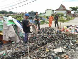 Babinsa Bersama Danramil 04/Lph Memantau Pembuatan Bak Sampah TPS di Jalan Arafah Tanjung Rhu 