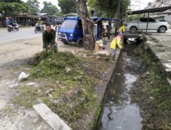 Normalisasi Parit, Serda M. Tarigan Bantu Pasukan Kuning di Jalan Riau