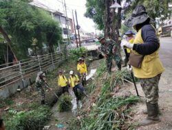 Babinsa Koramil 03/Snpl Monitoring dan Bantu PUPR Pekanbaru Bersihkan Selokan Air