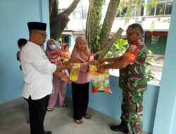 Lurah Bersama Babinsa Pesisir Berikan Paket Sembako Kepada Warga Stunting