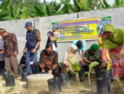 Pemanfaatan Lahan Pekarangan, Babinsa Koramil 04/LPH Bersama Masyarakat Melaksanakan Penanaman Cabe dan Bawang Merah