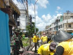 Babinsa Koramil 03/Snpl Melaksanakan Gotong Royong Normalisasi Parit Dalam Rangka Pekanbaru Bebas Sampah dan Banjir Tahun 2022 