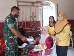 Peduli Kesehatan Balita, Babinsa Dampingi Bidan Desa Berikan Layanan Posyandu